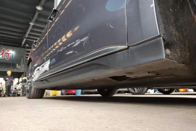 Used BYD Han 2022 EV Genesis Edition 610KM All-Wheel Drive Premium Model Right Side Sill