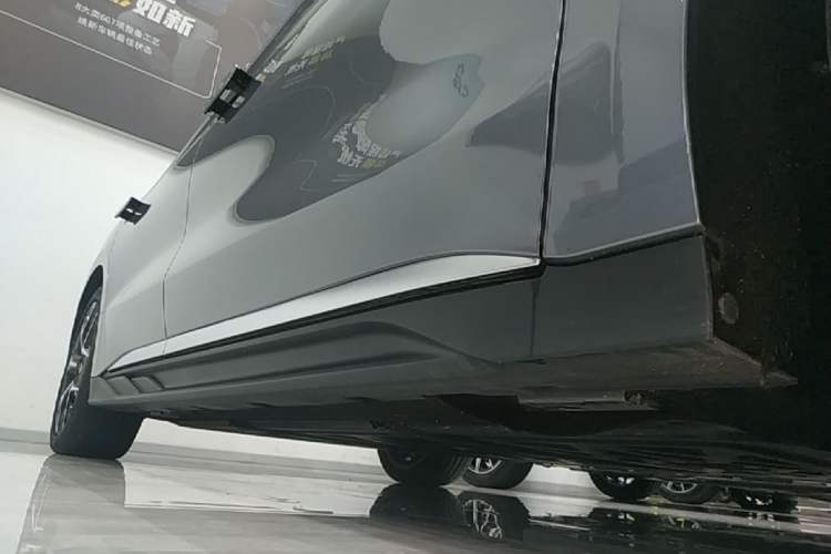 Used BYD Han 2022 EV Genesis Edition 715 km Front-Wheel-Drive Flagship Model Right Side Sill