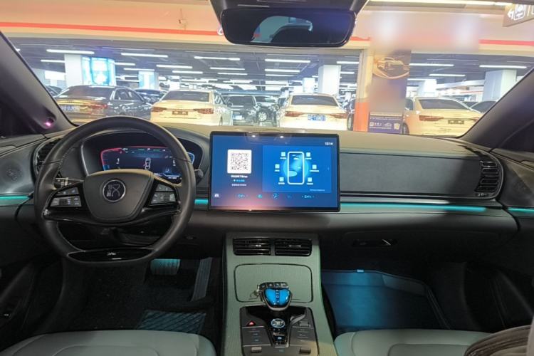 Used BYD Han 2022 EV 610 km All-Wheel-Drive Qianshan Cui Limited Edition Center Console