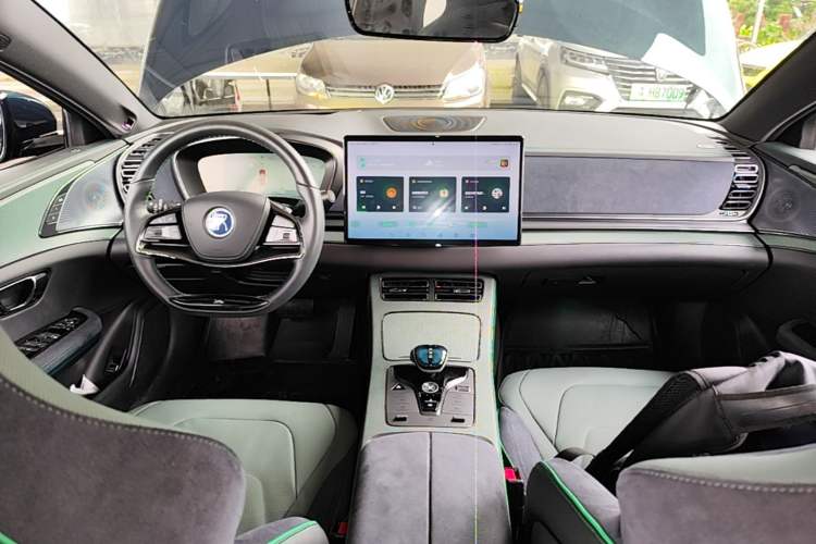 Used BYD Han 2022 EV 610 km All-Wheel-Drive Qianshan Cui Limited Edition Center Console