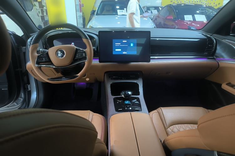 Used BYD Han 2022 DM-i 121KM Luxury Model Center Console