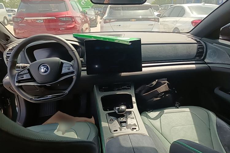 Used BYD Han 2022 EV 610 km All-Wheel-Drive Qianshan Cui Limited Edition Center Console