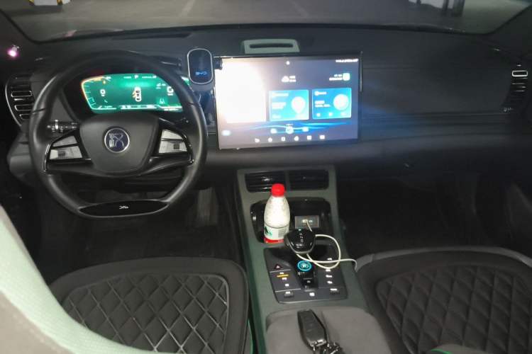 Used BYD Han 2022 EV 610 km All-Wheel-Drive Qianshan Cui Limited Edition Center Console