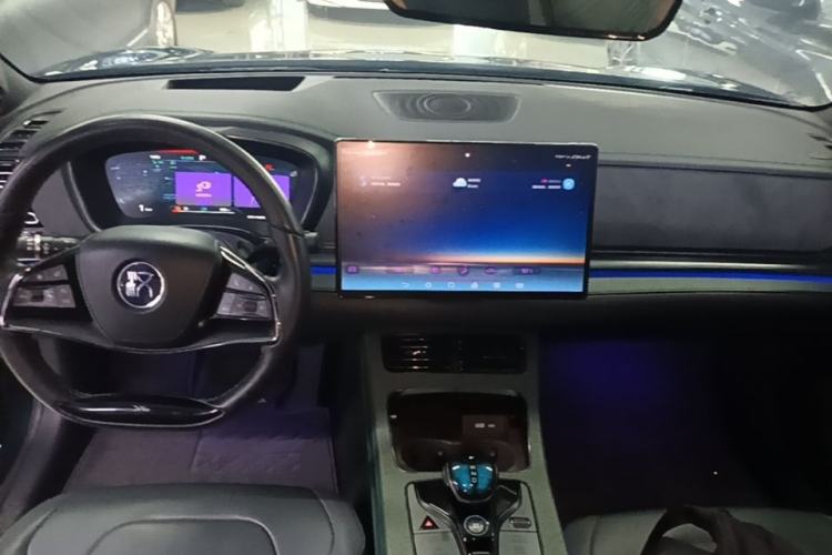 Used BYD Han 2022 EV 610 km All-Wheel-Drive Qianshan Cui Limited Edition Center Console