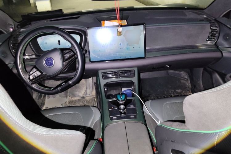 Used BYD Han 2022 EV 610 km All-Wheel-Drive Qianshan Cui Limited Edition Center Console