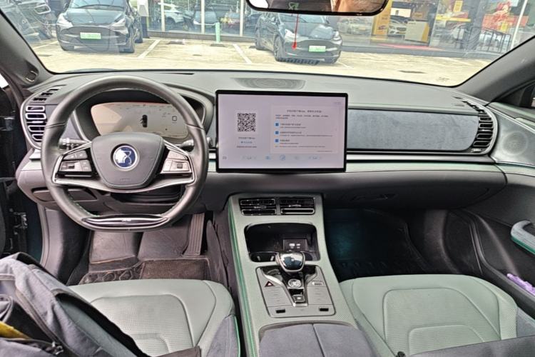 Used BYD Han 2022 EV 610 km All-Wheel-Drive Qianshan Cui Limited Edition Center Console