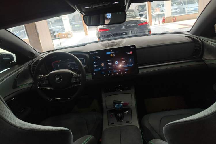 Used BYD Han 2022 EV 610 km All-Wheel-Drive Qianshan Cui Limited Edition Center Console