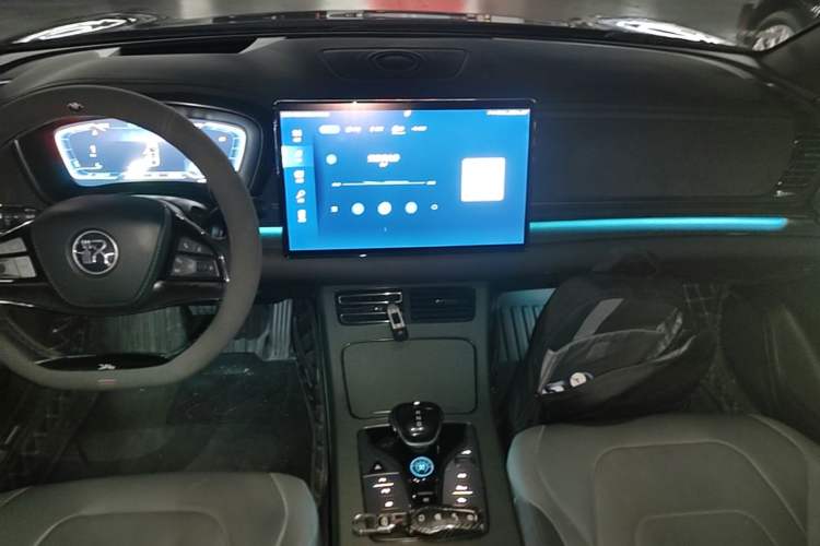 Used BYD Han 2022 EV 610 km All-Wheel-Drive Qianshan Cui Limited Edition Center Console