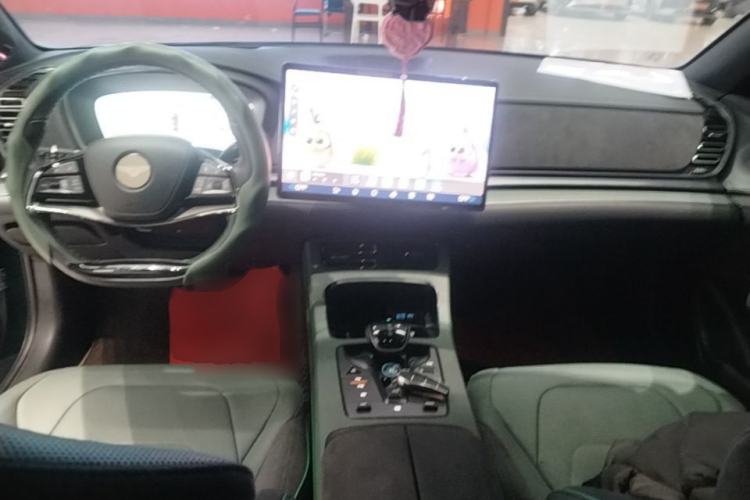 Used BYD Han 2022 EV 610 km All-Wheel-Drive Qianshan Cui Limited Edition Center Console