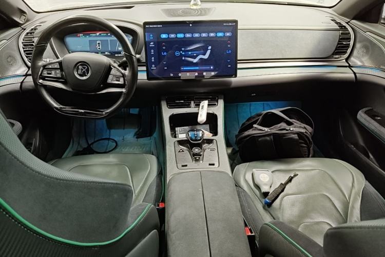 Used BYD Han 2022 EV 610 km All-Wheel-Drive Qianshan Cui Limited Edition Center Console