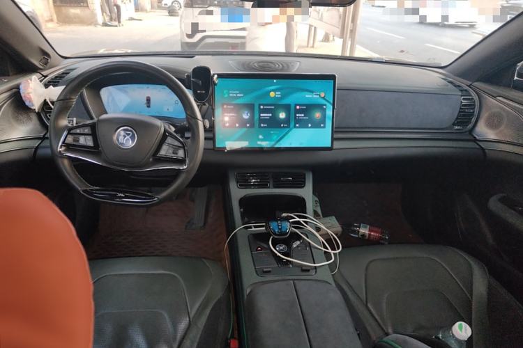 Used BYD Han 2022 EV 610 km All-Wheel-Drive Qianshan Cui Limited Edition Center Console