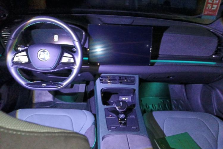 Used BYD Han 2022 EV 610 km All-Wheel-Drive Qianshan Cui Limited Edition Center Console