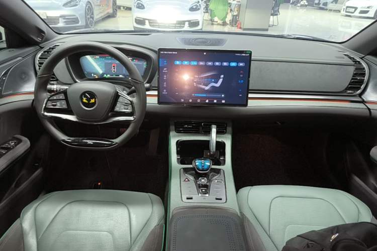 Used BYD Han 2022 EV 610 km All-Wheel-Drive Qianshan Cui Limited Edition Center Console
