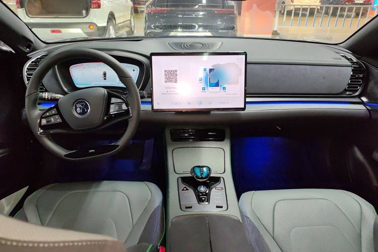 Used BYD Han 2022 EV 610 km All-Wheel-Drive Qianshan Cui Limited Edition Center Console