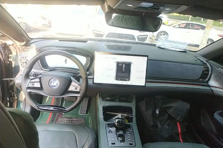 Used BYD Han 2022 EV 610 km All-Wheel-Drive Qianshan Cui Limited Edition Center Console