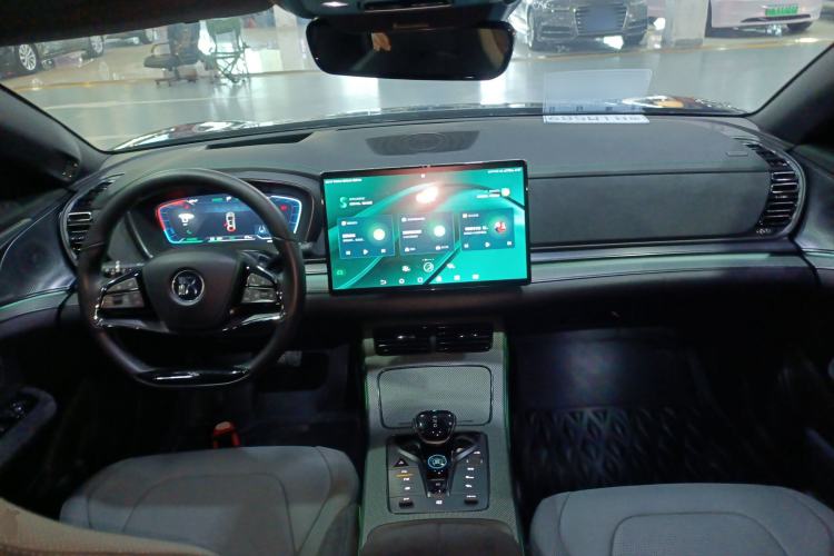 Used BYD Han 2022 EV 610 km All-Wheel-Drive Qianshan Cui Limited Edition Center Console