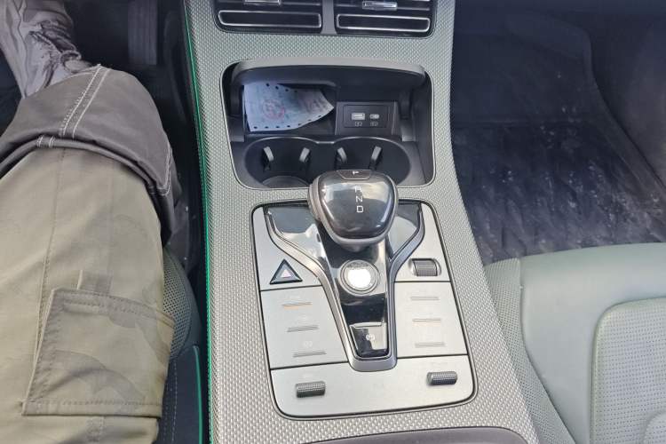 Used BYD Han 2022 EV 610 km All-Wheel-Drive Qianshan Cui Limited Edition Gear Lever