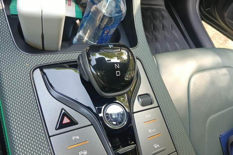 Used BYD Han 2022 EV 610 km All-Wheel-Drive Qianshan Cui Limited Edition Gear Lever