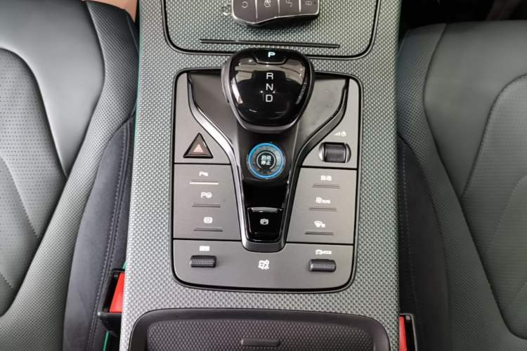 Used BYD Han 2022 EV 610 km All-Wheel-Drive Qianshan Cui Limited Edition Gear Lever