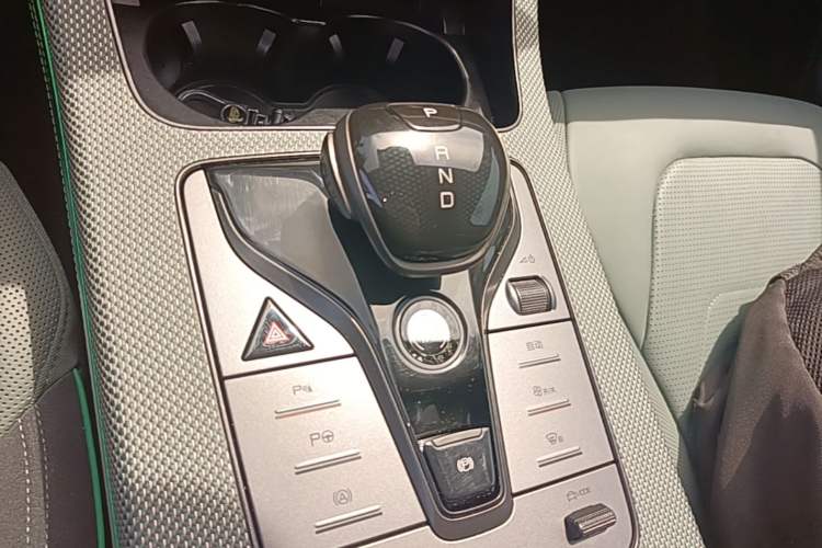 Used BYD Han 2022 EV 610 km All-Wheel-Drive Qianshan Cui Limited Edition Gear Lever