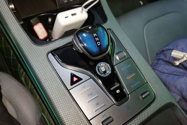 Used BYD Han 2022 EV 610 km All-Wheel-Drive Qianshan Cui Limited Edition Gear Lever