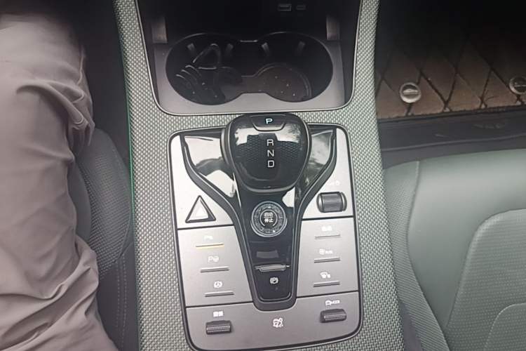 Used BYD Han 2022 EV 610 km All-Wheel-Drive Qianshan Cui Limited Edition Gear Lever