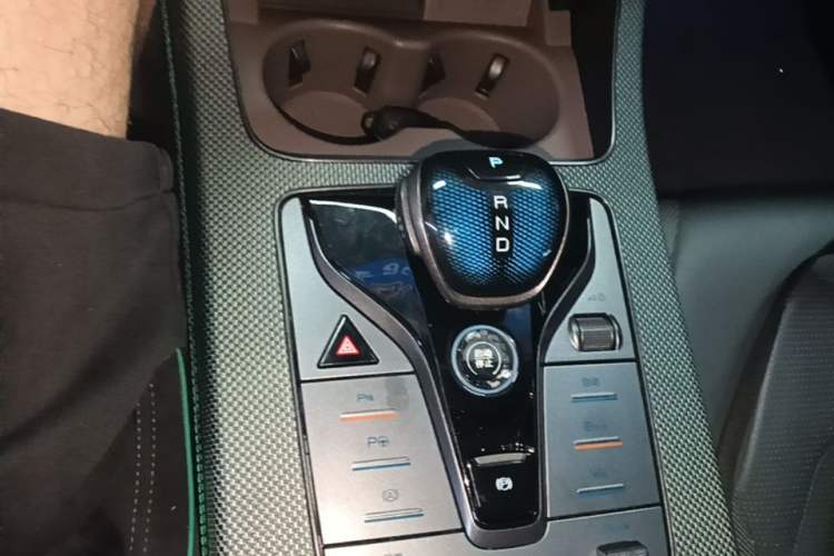 Used BYD Han 2022 EV 610 km All-Wheel-Drive Qianshan Cui Limited Edition Gear Lever