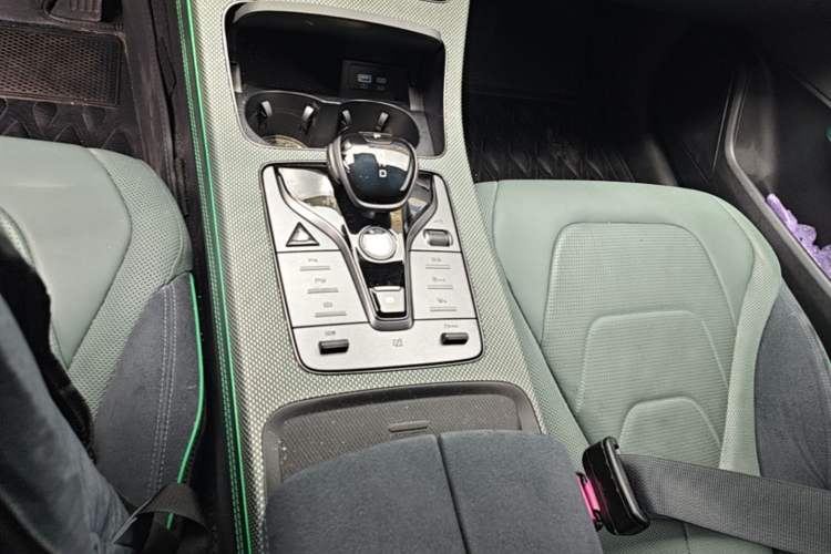 Used BYD Han 2022 EV 610 km All-Wheel-Drive Qianshan Cui Limited Edition Gear Lever