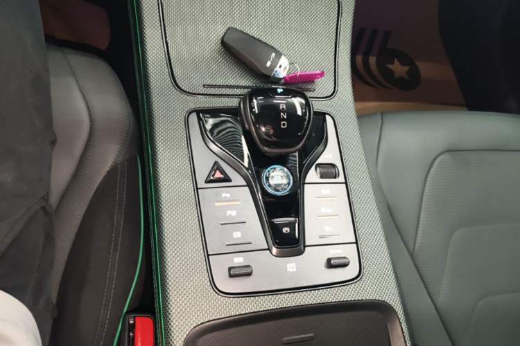 Used BYD Han 2022 EV 610 km All-Wheel-Drive Qianshan Cui Limited Edition Gear Lever