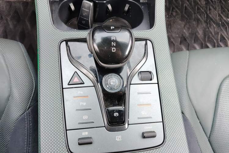 Used BYD Han 2022 EV 610 km All-Wheel-Drive Qianshan Cui Limited Edition Gear Lever