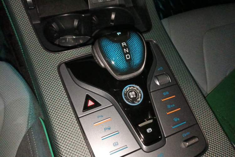 Used BYD Han 2022 EV 610 km All-Wheel-Drive Qianshan Cui Limited Edition Gear Lever