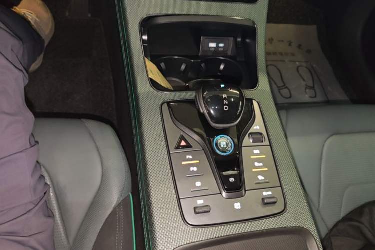 Used BYD Han 2022 EV 610 km All-Wheel-Drive Qianshan Cui Limited Edition Gear Lever