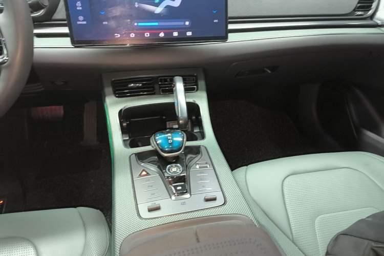 Used BYD Han 2022 EV 610 km All-Wheel-Drive Qianshan Cui Limited Edition Gear Lever