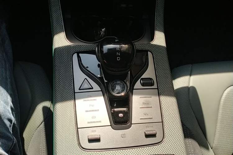 Used BYD Han 2022 EV 610 km All-Wheel-Drive Qianshan Cui Limited Edition Gear Lever