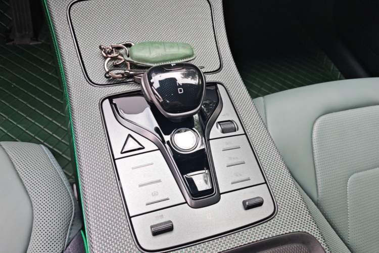 Used BYD Han 2022 EV 610 km All-Wheel-Drive Qianshan Cui Limited Edition Gear Lever