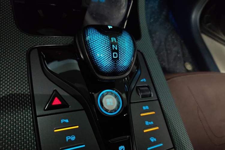 Used BYD Han 2022 EV 610 km All-Wheel-Drive Qianshan Cui Limited Edition Gear Lever