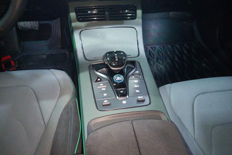 Used BYD Han 2022 EV 610 km All-Wheel-Drive Qianshan Cui Limited Edition Gear Lever