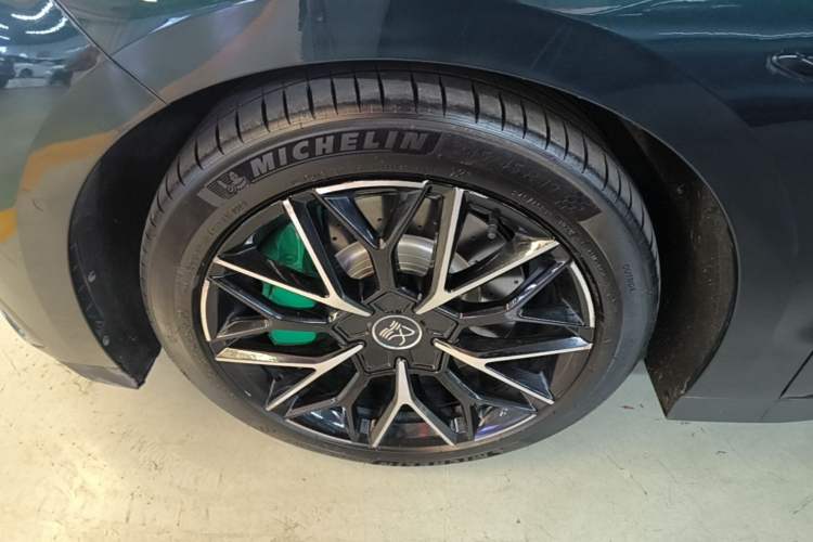 Used BYD Han 2022 EV 610 km All-Wheel-Drive Qianshan Cui Limited Edition Left Front Wheel Hub