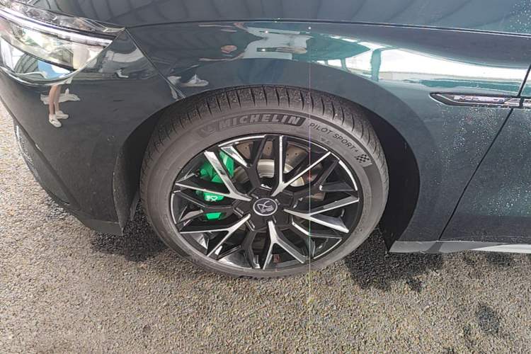 Used BYD Han 2022 EV 610 km All-Wheel-Drive Qianshan Cui Limited Edition Left Front Wheel Hub
