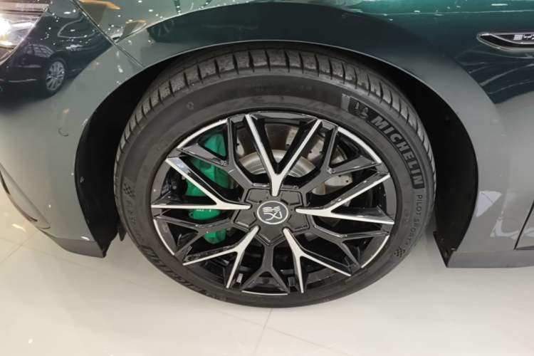 Used BYD Han 2022 EV 610 km All-Wheel-Drive Qianshan Cui Limited Edition Left Front Wheel Hub