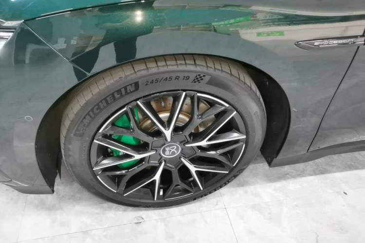 Used BYD Han 2022 EV 610 km All-Wheel-Drive Qianshan Cui Limited Edition Left Front Wheel Hub