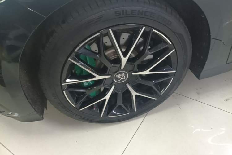 Used BYD Han 2022 EV 610 km All-Wheel-Drive Qianshan Cui Limited Edition Left Front Wheel Hub