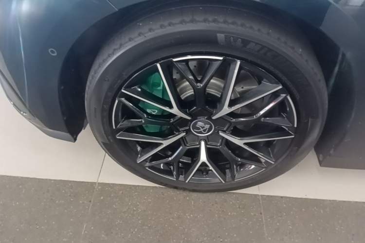 Used BYD Han 2022 EV 610 km All-Wheel-Drive Qianshan Cui Limited Edition Left Front Wheel Hub