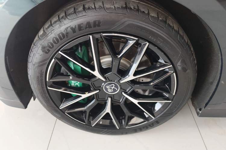 Used BYD Han 2022 EV 610 km All-Wheel-Drive Qianshan Cui Limited Edition Left Front Wheel Hub