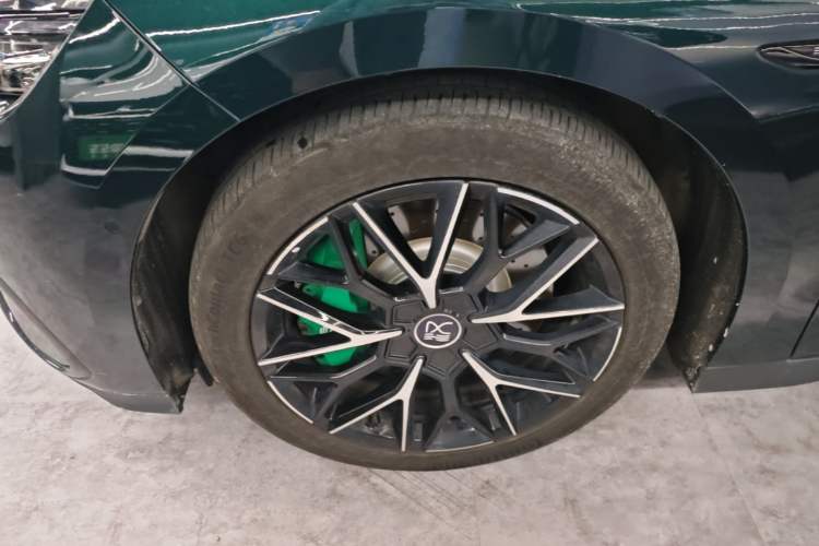 Used BYD Han 2022 EV 610 km All-Wheel-Drive Qianshan Cui Limited Edition Left Front Wheel Hub