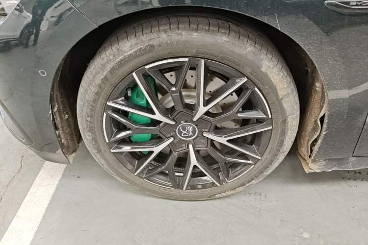 Used BYD Han 2022 EV 610 km All-Wheel-Drive Qianshan Cui Limited Edition Left Front Wheel Hub
