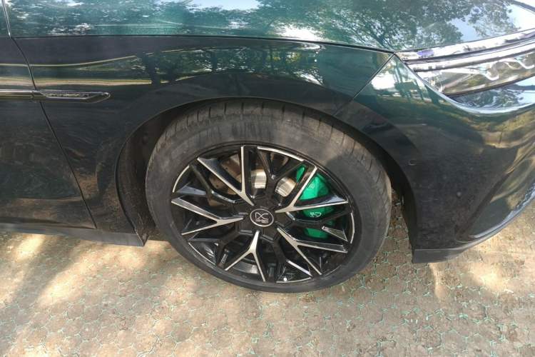 Used BYD Han 2022 EV 610 km All-Wheel-Drive Qianshan Cui Limited Edition Right Front Wheel Hub