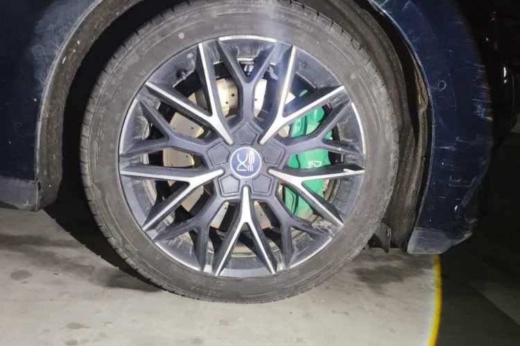 Used BYD Han 2022 EV 610 km All-Wheel-Drive Qianshan Cui Limited Edition Right Front Wheel Hub