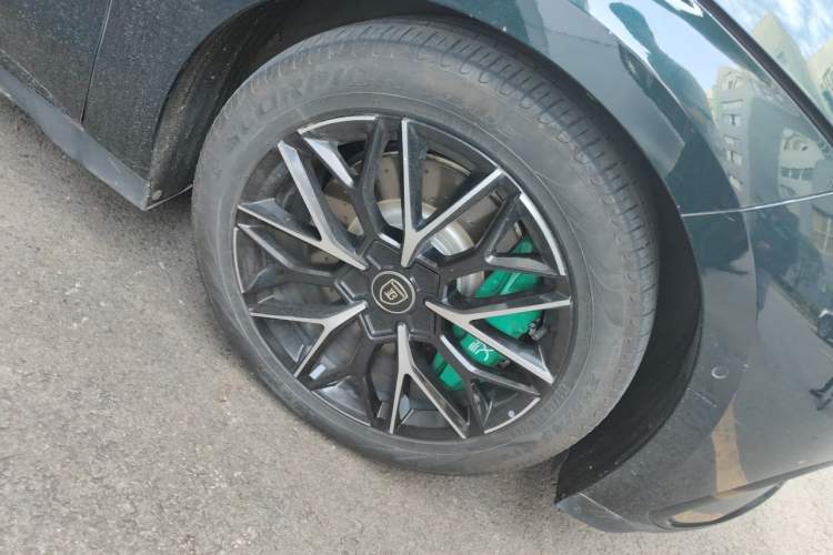 Used BYD Han 2022 EV 610 km All-Wheel-Drive Qianshan Cui Limited Edition Right Front Wheel Hub
