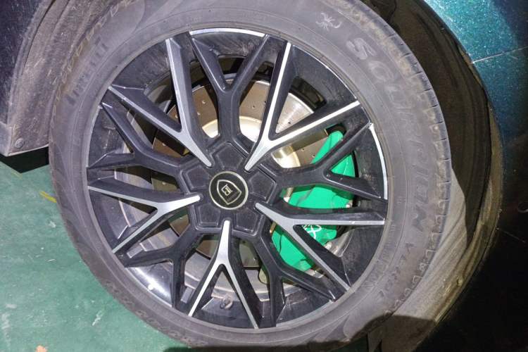 Used BYD Han 2022 EV 610 km All-Wheel-Drive Qianshan Cui Limited Edition Right Front Wheel Hub